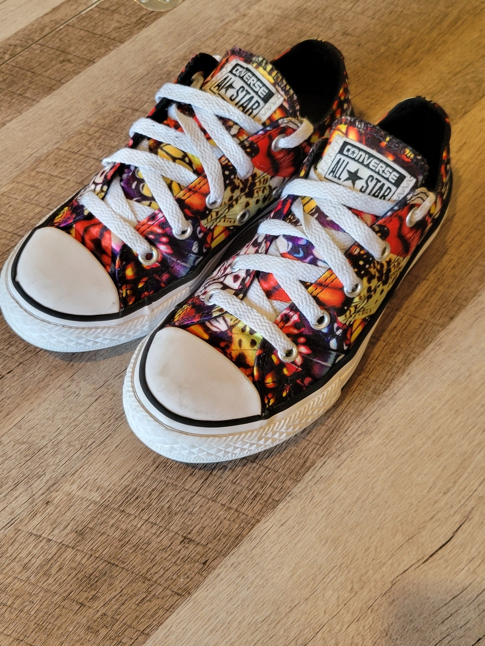 Converse Kids Low Top Sneakers in Multicolor and White